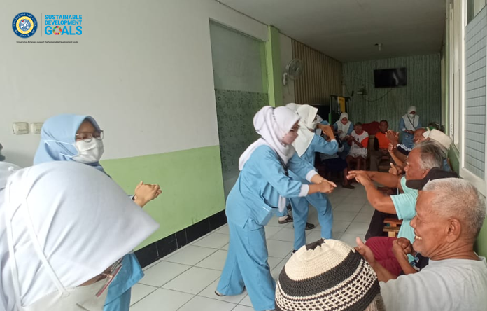 Mahasiswa Profesi Keperawatan Unair Lakukan Penyuluhan Dermatitis dan Pemberian Minyak Zaitun di UPTD Panti Griya Wredha Jambangan