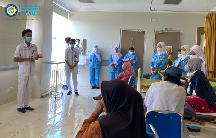 Mahasiswa Profesi Ners Unair Memberikan Edukasi “Cegah Komplikasi Infeksi Saluran Kemih Sejak Awal” pada Keluarga dan Pasien di Ruang IRNA 3A Grha Tirimed RS Unair